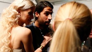 Promis auf der Fashion Week in Berlin: Lena Gercke hält sich hinter den Kulissen der Maybelline-Schau an ihrem Verlobten Sami Khedira fest. Foto: Getty Images Europe