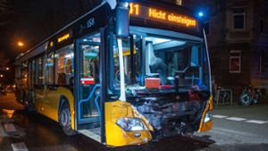Stuttgart-West: Auto kollidiert mit Linienbus – hoher Schaden