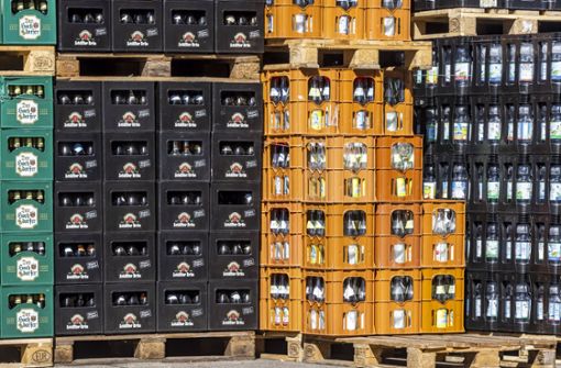 Die Mitarbeiter in einem Getränkemarkt wollen nicht auf die Forderungen eines mutmaßlichen Räubers eingehen (Symbolbild). Foto: IMAGO/Arnulf Hettrich/IMAGO/Arnulf Hettrich