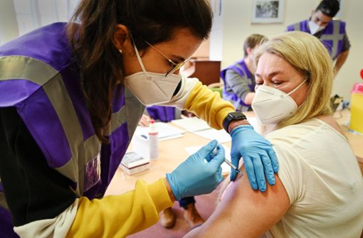 Nur ungefähr jeder zweite Pflegeheimmitarbeiter ist bereit sich impfen zu lassen – eine Folge von Stimmungsmache in den sozialen Netzwerken? Foto: dpa/Felix Kästle