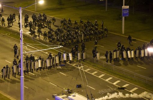 Die Polizei drängt die Demonstranten in Belarus zurück. Foto: dpa/Uncredited