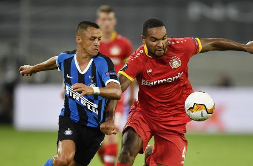 Inters Sanchez (links) gegen Leverkusens Tah Foto: AP/Martin Meissner