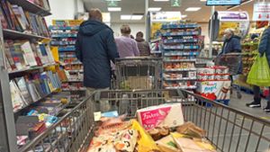 Im Kassenbereich eines Supermarkts stauen sich die Kunden (Symbolbild) Foto: IMAGO/Martin Wagner