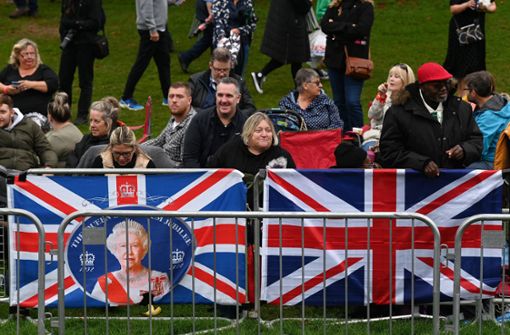 Trauernde warten an dem  Weg, den der Sarg von Königin Elizabeth II. nach dem Staatsakt in der Westminster Abbey zur Beisetzung in der St.-George-Kapelle in Windsor Castle nehmen wird. Foto: dpa/Stuart C. Wilson