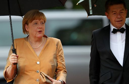 Bundeskanzlerin Angela Merkel mit Ehemann Joachim Sauer auf dem Weg zu den Festspielen. Foto: dpa