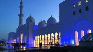 Die Scheich-Zayed-Moschee in Abu Dhabi ist die größte in den Vereinigten Arabischen Emiraten (VAE). Sie bietet 40 000 Gläubigen Platz. 1971 gründete der Scheich die VAE als Zusammenschluss von sieben Emiraten. Foto: Hinrichsen