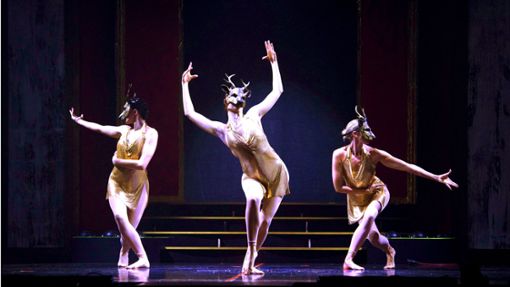 Mensch oder Tier? Die Vegas Showgirls tanzen über die Bühne des Varietés. Foto: Lichtgut/Leif Piechowski