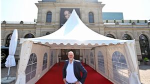 Das Festspielhaus in Baden-Baden setzt auf „Fliegende Bauten“, um Abstände auch bei Regen zu sichern. Intendant Benedikt Stampa steht in einem solchen Zelt  vor dem Haupteingang. Foto: dpa/Uli Deck