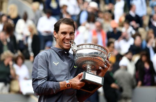 Mann mit Biss: Rafael Nadal mit der Siegertrophäe Foto: AFP