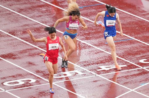 China hat bei den Paralympics in Tokio in vielen Disziplinen die Nase vorn. Beim 100-Meter-Lauf der Frauen in der Klasse T37 etwa gewinnt die Chinesin Wen Xiaoyan (links) vor  Jaleen Roberts (USA) und ihrer Teamgefährtin Jiang Fenfen. Foto: imago images/Xinhua/Xiong Qi