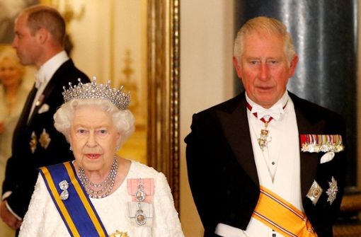 Königin  Elizabeth II. mit Prinz Charles, Ende Oktober 2018.Erst wenn sie stirbt,  wird Charles den Thron besteigen. Foto: AFP