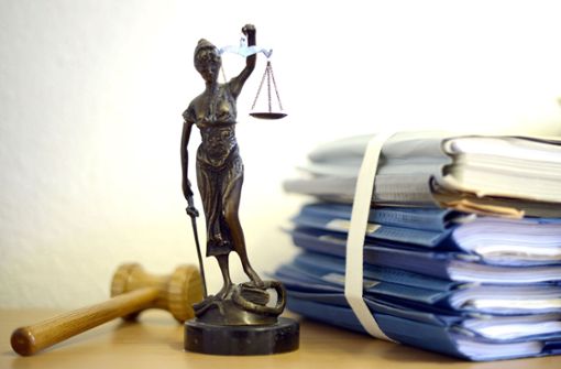 Modellhafte Nachbildung der Göttin Justitia, Personifikation der Gerechtigkeit und Rechtspflege, in einem Duisburger Gericht Foto: dpa