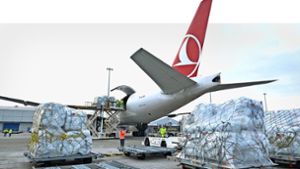 Ein Flug mit Hilfsgütern des Roten Kreuzes ins Erdbebengebiet konnte wegen des Andrangs nicht den gewünschten Airport ansteuern und musste umgeleitet werden. Foto: dpa/S. Willnow