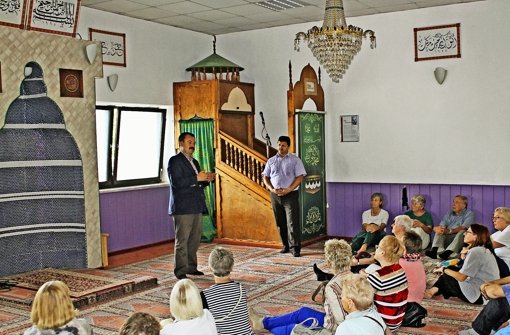 Muhsin Acar beantwortet die Fragen der Besucher zur Moschee. Foto: Henning Maak