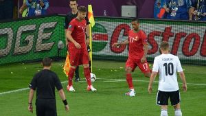 Im Spiel Portugal gegen Deutschland hatten deutsche Fans Papierkugeln auf den Rasen geworfen. Foto: dpa