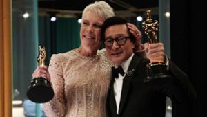 Jamie Lee Curtis und Ke Huy Quan freuen sich über ihre Oscars. Foto: AFP/AL SEIB