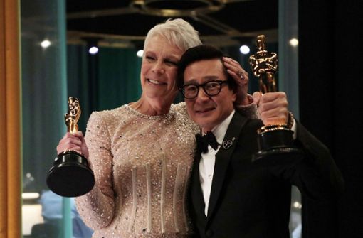 Jamie Lee Curtis und Ke Huy Quan freuen sich über ihre Oscars. Foto: AFP/AL SEIB