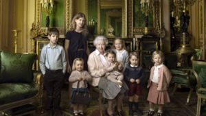 Queen Elizabeth II. im Kreis ihrer jüngsten Enkel und Urenkel. Das Foto stammt aus dem Jahr 2016. Foto: PA / ANNIE LEIBOVITZ