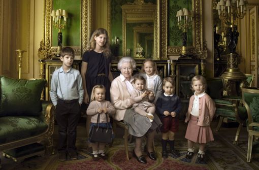 Queen Elizabeth II. im Kreis ihrer jüngsten Enkel und Urenkel. Das Foto stammt aus dem Jahr 2016. Foto: PA / ANNIE LEIBOVITZ