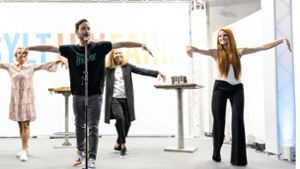 Eric Gauthier (am Mikrofon) übt bei der Sylt Art Fair mit Promis, darunter  Model und Schauspielerin Barbara Meier (rechts), den Schwanentanz ein. Foto: Jo/ua Sammer