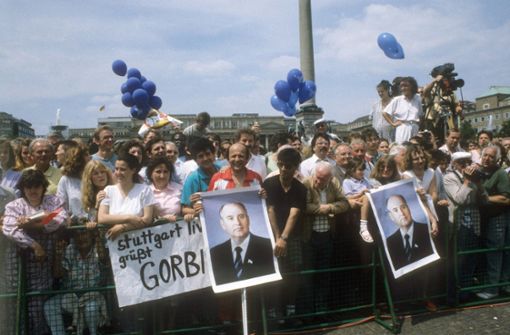 Ein Andrang wie bei einem Popkonzert: Gorbi-Fans am 14. Juni 1989 vor dem Neuen Schloss in Stuttgart. Foto: imago stock&people