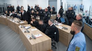 Die Angeklagten im Prozess gegen die selbsternannte „Revolution Chemnitz“  sitzen im Prozessgebäude des Oberlandesgerichts Dresden zu Prozessbeginn im Verhandlungssaal neben ihren Rechtsanwälten. Foto: dpa/Sebastian Kahnert