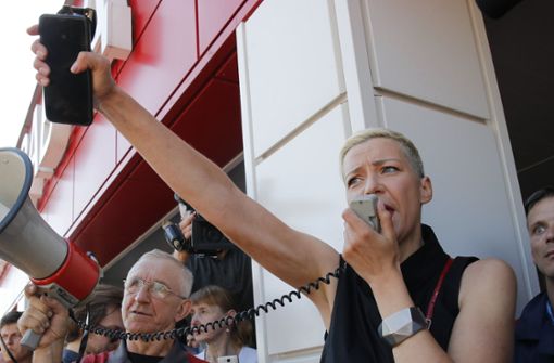 Maria Kolesnikowa, Vertreterin von Präsidentschaftskandidatin Tichanowskaja, spricht am 17. August bei einer Kundgebung vor dem Minsker Radschlepperwerk. Foto: dpa/Dmitri Lovetsky