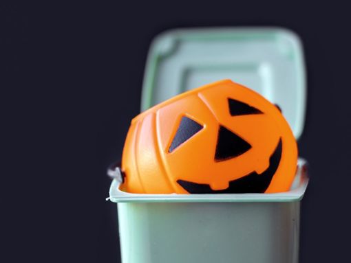 An Halloween fällt oft eine Menge Müll an. Foto: Alexandra Morosanu/Shutterstock.com