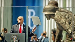 US-Präsident Donald Trump spricht auf dem Krasinskich-Platz vor dem Denkmal des Warschauer Aufstands. Foto: AP