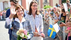 Schwedens Königin Silvia (vorne) grüßt das Publikum auf der Mainau. Foto: dpa