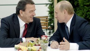 Schröder war vergangene Woche Mittwoch von Istanbul aus nach Moskau gereist, wo er nach dpa-Informationen am Donnerstag mit dem russischen Präsidenten Wladimir Putin sprach (Archivbild). Foto: AFP/GUIDO BERGMANN