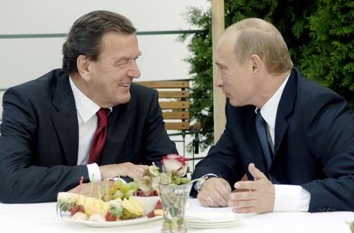 Schröder war vergangene Woche Mittwoch von Istanbul aus nach Moskau gereist, wo er nach dpa-Informationen am Donnerstag mit dem russischen Präsidenten Wladimir Putin sprach (Archivbild). Foto: AFP/GUIDO BERGMANN