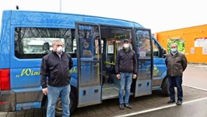 Frank Moosberger, Fahrer Jochen Auch und Jürgen Hofmann (von links) sind auch während des Lockdowns mit dem Bürgerbus in Denkendorf unterwegs. Foto: Ulrike Rapp-Hirrlinger