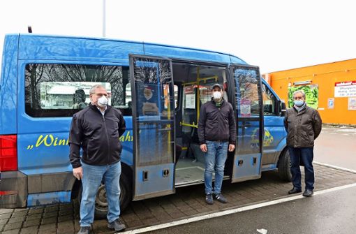 Frank Moosberger, Fahrer Jochen Auch und Jürgen Hofmann (von links) sind auch während des Lockdowns mit dem Bürgerbus in Denkendorf unterwegs. Foto: Ulrike Rapp-Hirrlinger