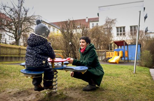 Regula Ried mit ihrer zweijährigen Tochter im Garten der Kita „Die Wilde 13“ Foto: Lichtgut/Max Kovalenko