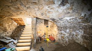 Im Gewölbekeller  sondieren Mitarbeiter der Archäologie AG  die Bodenschicht. Foto: Horst Rudel