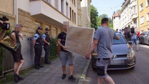 Die besetzten Wohnungen in Heslach werden geräumt. Foto: SDMG