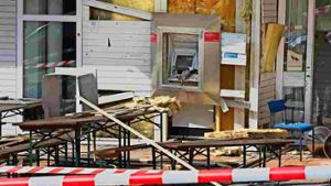 Der Bankomat an der Uni Hohenheim – einfach aus der Wand gesprengt Es hat ein wenig gedauert, bis den Ermittlern klar war, dass der Bankautomat nicht herausgerissen, sondern gesprengt worden ist Foto: Horst Rudel