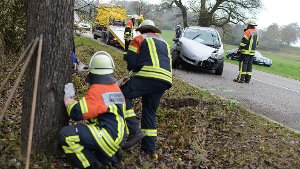 Ein 78-Jähriger kommt auf der B28 zwischen Jettingen und Herrenberg mit seinem Opel Zafira von der Straße ab und fährt frontal vor einen Baum. Der Mann und seine 78-jährige Beifahrerin werden schwerverletzt.  Foto: www.7aktuell.de | Oskar Eyb