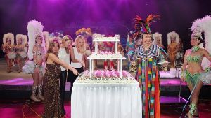 Jade Jagger, Alessandra Pocher und Jenny Elvers  (v. links) schneiden gemeinsam die Geburtstagstorte an. Foto: Stage / List