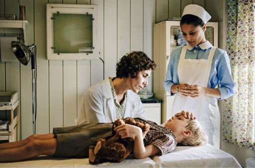 Ingeborg Rapoport (Nina Kunzendorf) mit kleinem Patienten. Foto: ARD/Stanislav Honzik