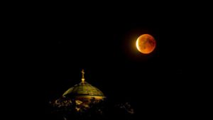 Der Mond leuchtet über der Grabkapelle am Rotenberg in Stuttgart. Foto: 7aktuell.de/Simon Adomat