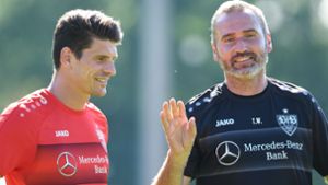 Der Stürmer und sein Coach: Mario Gomez und Tim Walter. Foto: picture alliance/dpa/Maximilian Haupt
