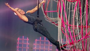 Pink schwebt singend bei ihrem Konzert im Stuttgarter Stadion ein. Foto: Lichtgut/Oliver Willikonsky