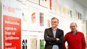 Bernd Klenk (links) und Horst Merkle präsentieren Kunstschätze aus dem Magazin von Release. Foto: Lichtgut/Leif Piechowski
