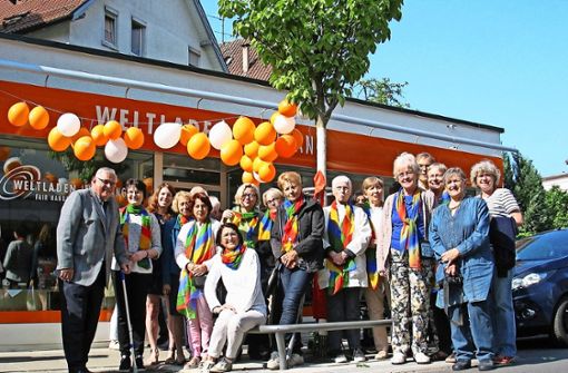 Haupt- und Ehrenamtliche sowie Fördervereinsmitglieder und Ehrengäste vor dem neuen Weltladen an der Griegstraße. Foto: Susanne Müller-Baji
