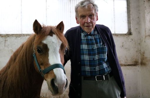 Der 80-jährige Hans Heeb mit dem  Kutschenpony „Ethelo“ Foto: Eva Herschmann