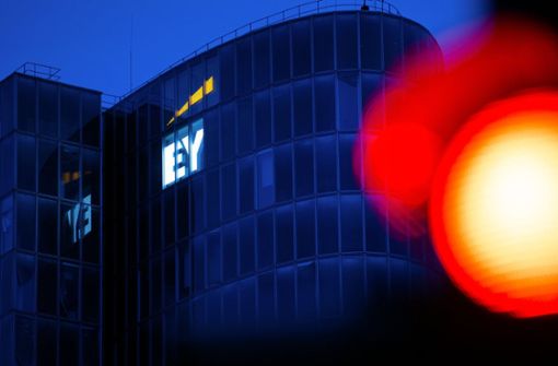 Nun gerät auch das Unternehmen EY in den Fokus. Foto: dpa/Martin Gerten
