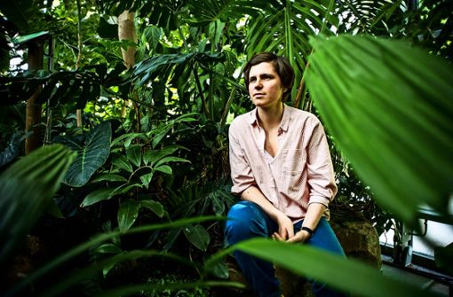 Judith Schalansky, hier im Amazonienhaus der Wilhelma, setzt sich der Furie des Verschwindens entgegen. Foto: Lichtgut/Max Kovalenko