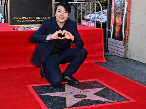 Der chinesische Pianist Lang Lang ist mit einem Stern auf dem Hollywood Walk of Fame geehrt worden. Foto: getty/FREDERIC J. BROWN/AFP via Getty Images